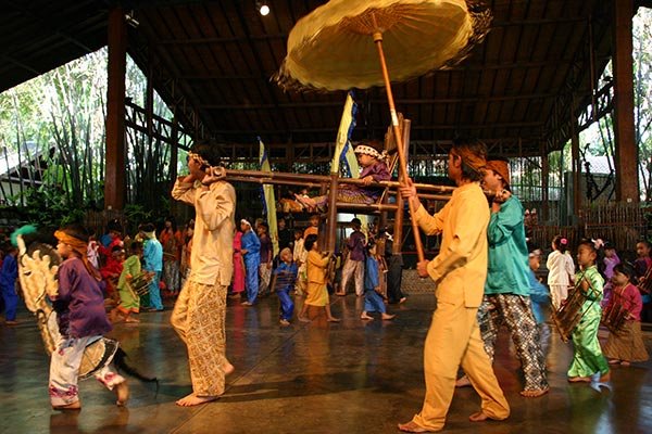 Java-Bali-2007-Bandung-Saung-Angklung-Pak-Ujo Peru 2005 Paracas Cathedraal